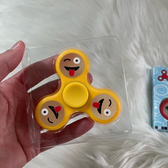 4 Emoji Glow in the Dark Hand Spinners - New - Picture 8 of 9